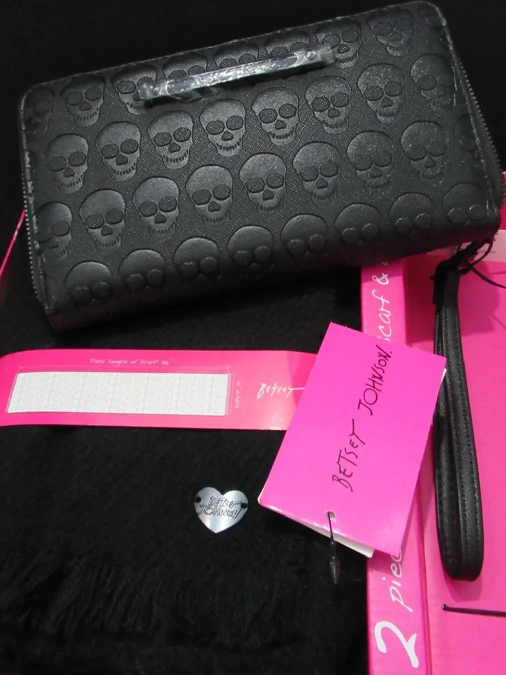 NIB Betsey Johnson 2pc Gift Set, Scarf & Embossed Skull Wallet Black Zip Around
